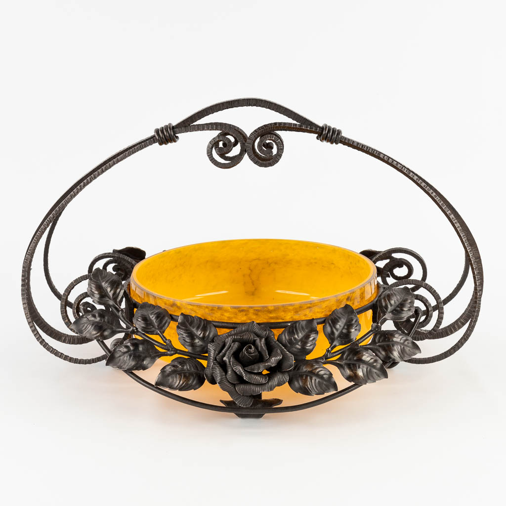 A fruit bowl with handle, made of wrought iron and pâte de verre glass in art deco style. (L: 37 x W: 46 x H: 27,5 cm)