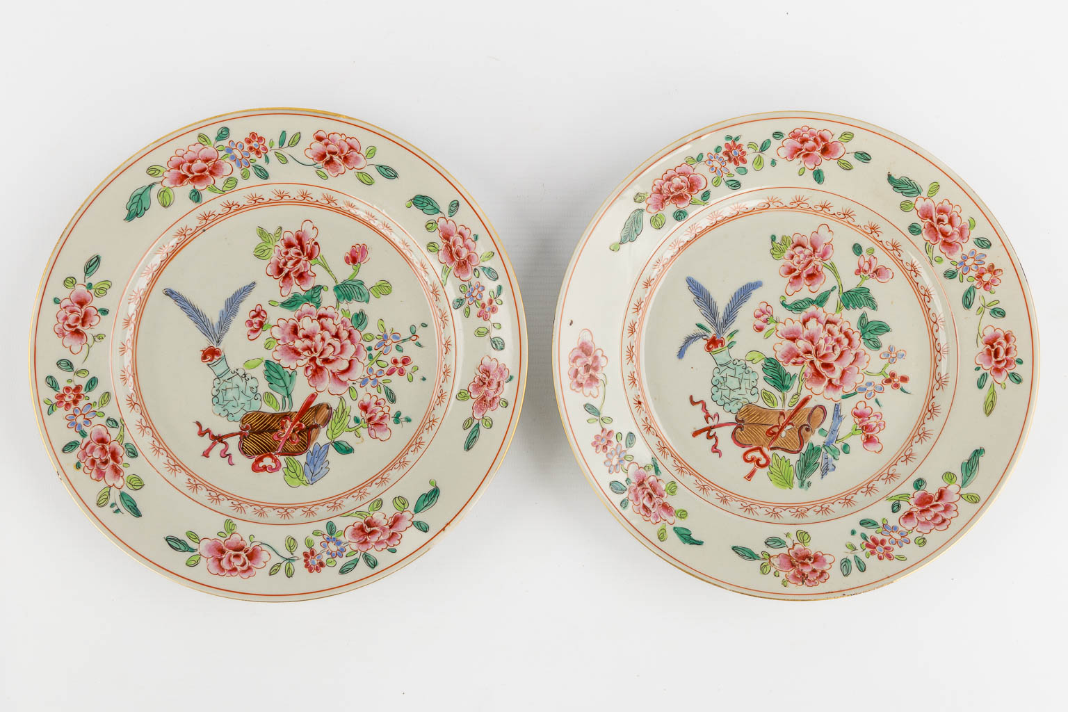 Een collectie Chinees en Japans porselein, Imari, Blauw-wit en Famille Rose. (D:23,5 cm)