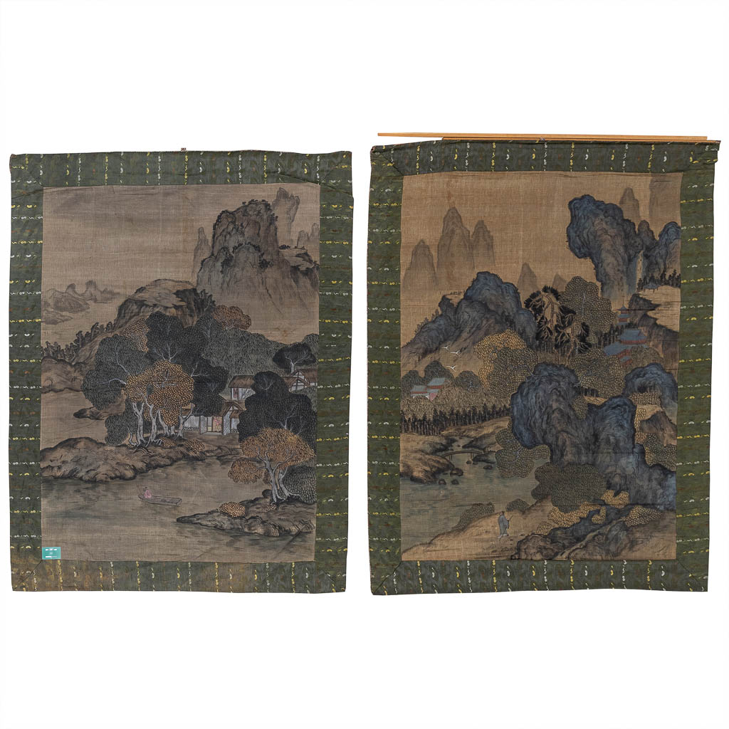 Een decoratief paar Chinese geschilderde borduurwerken met landschapsdecor. (W:125 x H:175 cm)