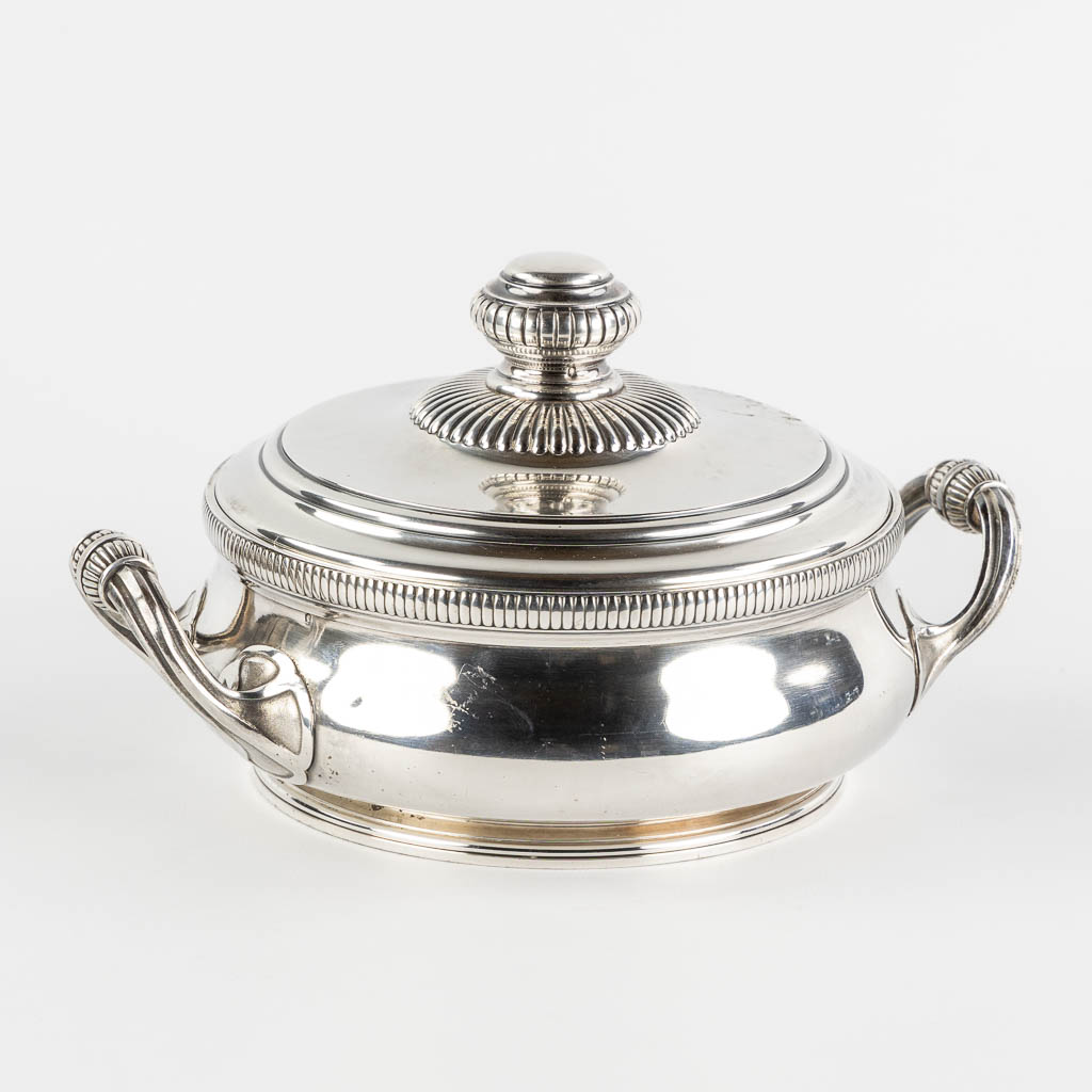 Risler & Carré, Paris. A 'Bain Marie' bowl with a lid, silver, France. (L:18 x W:24 x H:12,5 cm)