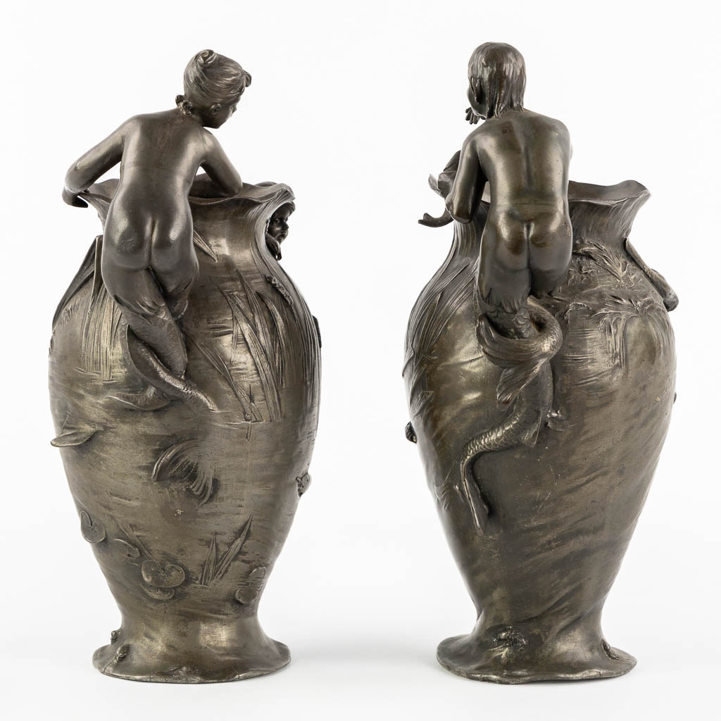 WMF, een paar vazen met spelende kinderen, Zeemeermin en Faun, Art Nouveau, circa 1900. (L:13 x W:17 x H:29,5 cm)