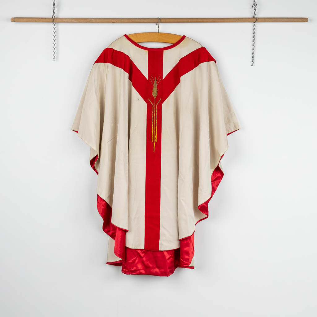 A set of 4 modern Chasubles, a Humeral Veil, Stola, Brusa and Chalice Veils. 