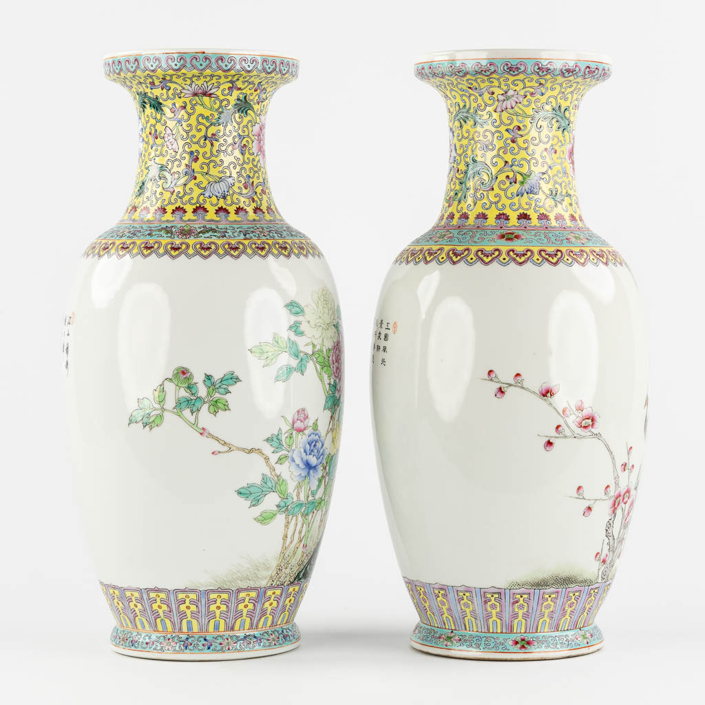 Twee Chinese vazen met een dubbele pauw en bloemendecor. (H:45 x D:19 cm)