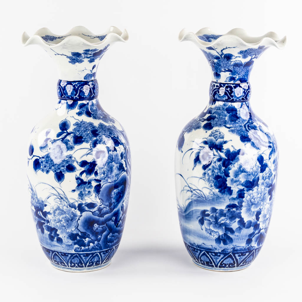 Een paar Japanse vazen, blauw-wit met floraal decor. 