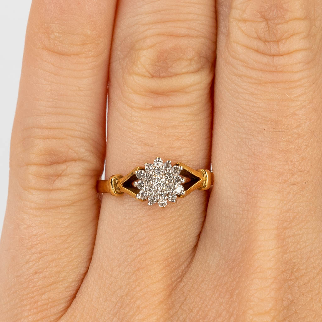 A yellow gold ring with brilliants. 18 karat. 2,81g. size: 56. 