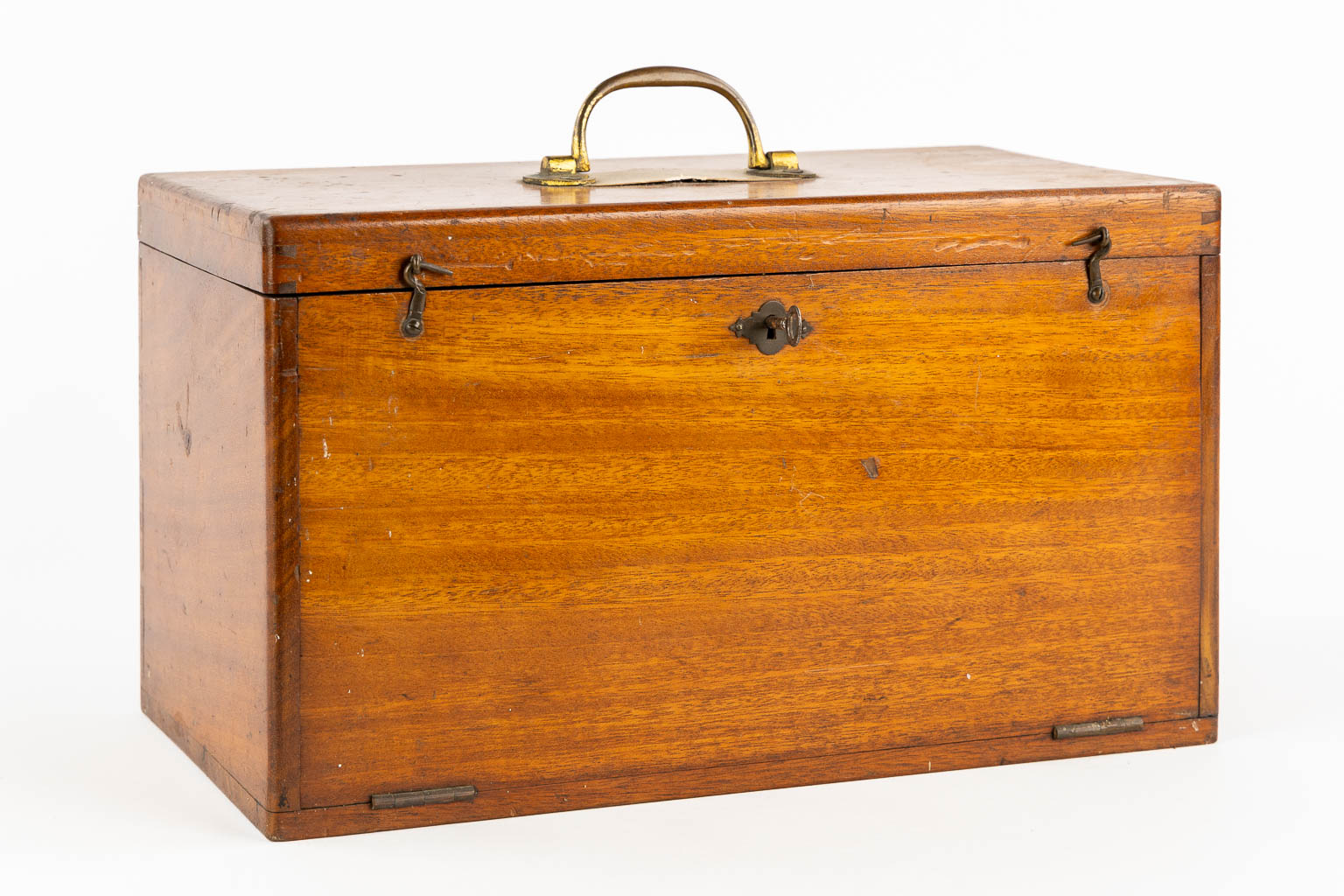 A mahogany wood box with glass bottles, probably a test kit. (L:17 x W:34,5 x H:20 cm)