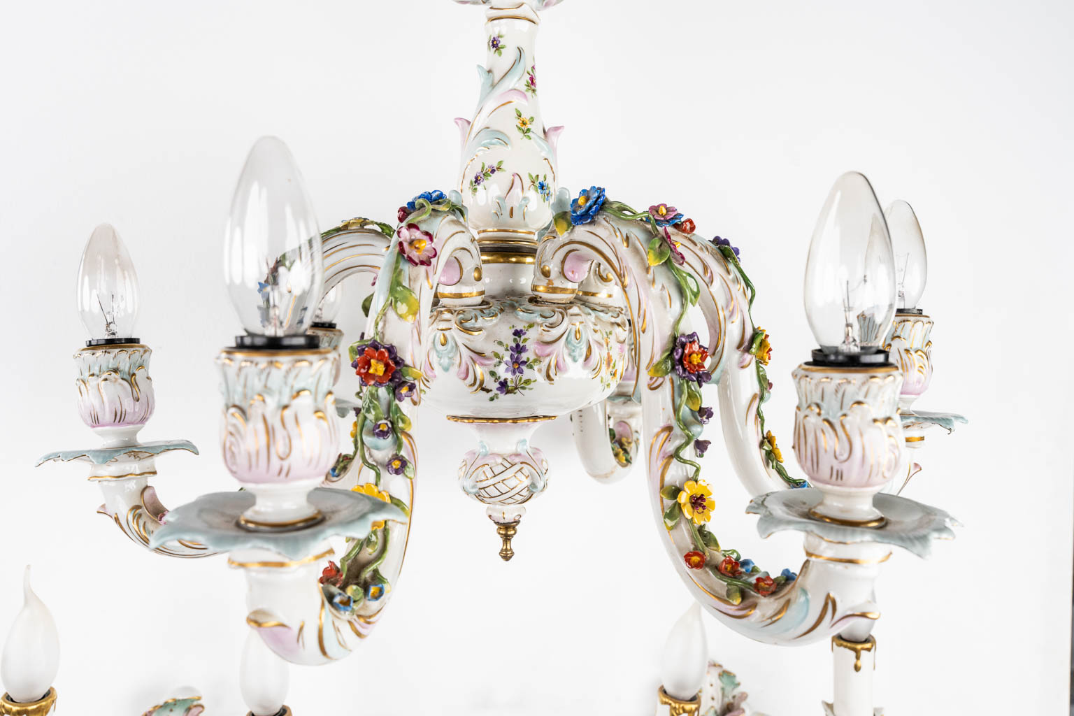 Saxony Porcelain, a large chandelier with two matching wall lamps. (H:58 x D:57 cm)