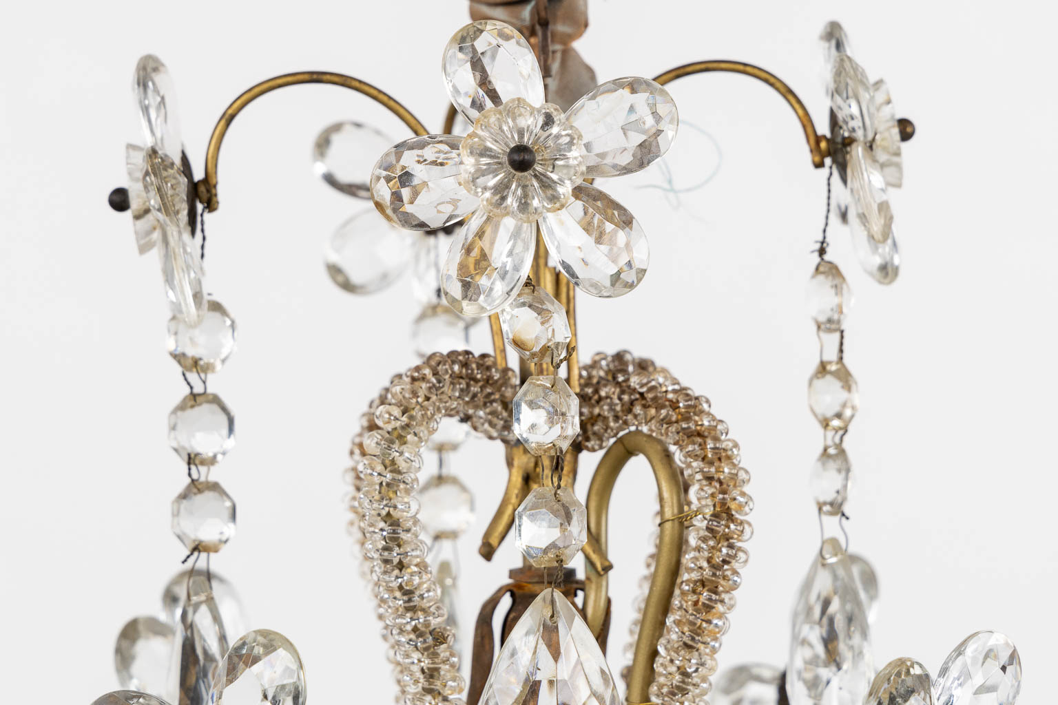 An attractive chandelier with glass flowers. (H:50 x D:36 cm)