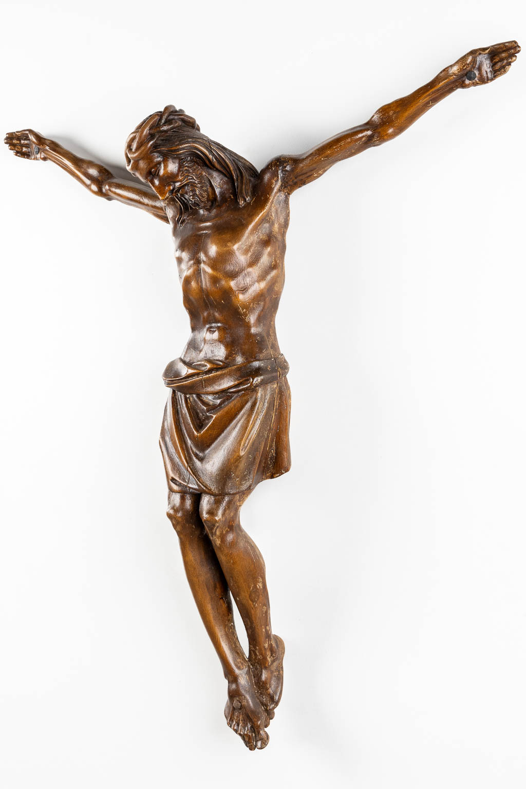 Een grote, houtgesculpteerde Corpus Christi, 19de eeuw. (W:102 x H:115 cm)