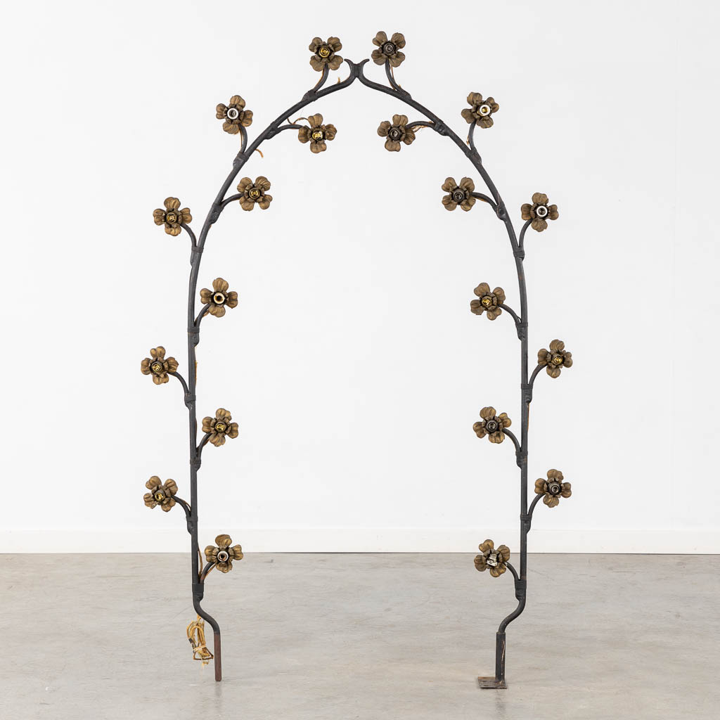 A large Rosary for a figurine, brass and wrought iron, circa 1900. (W:94 x H:144 cm)