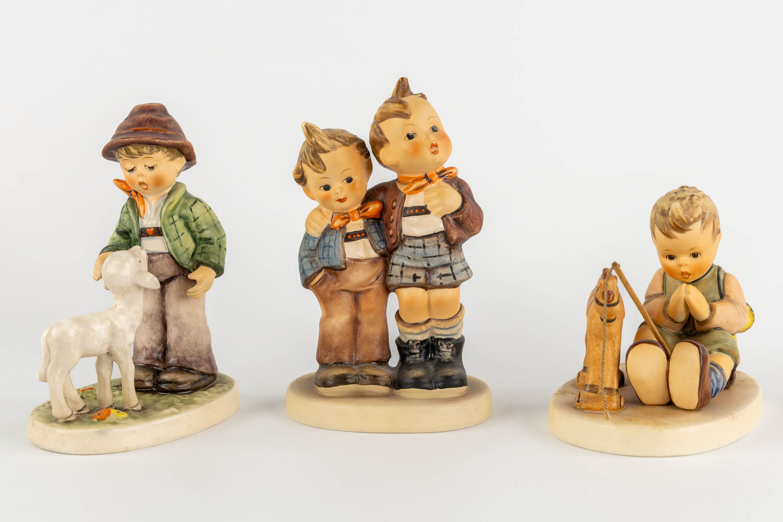 Hummel, 13 figurines. (H:17 cm)