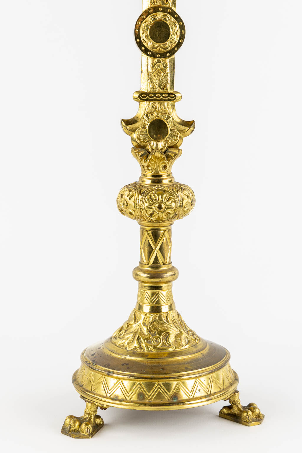 An altar crucifix, gilt bronze. (W:26 x H:65 cm)