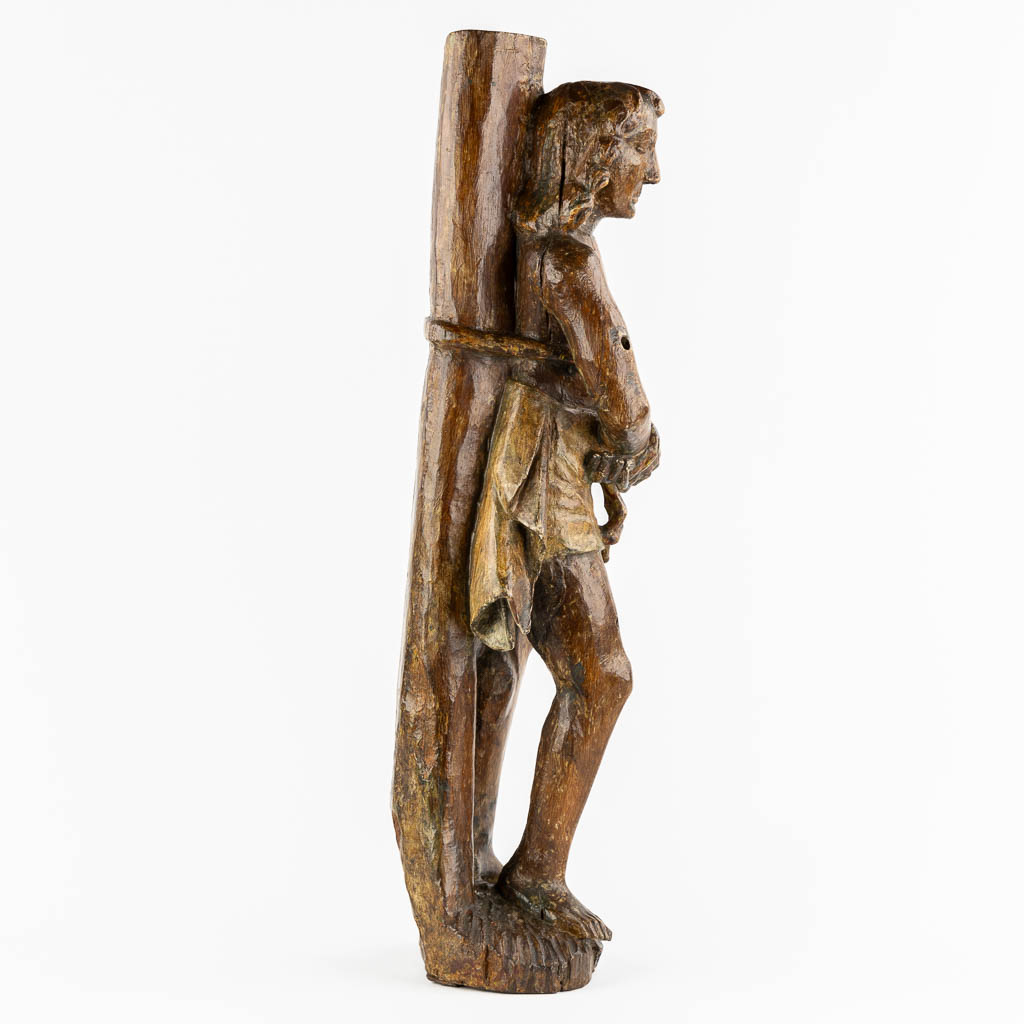 Heilige Sebastiaan, een antieke sculptuur, eik. 16de/17de eeuw.