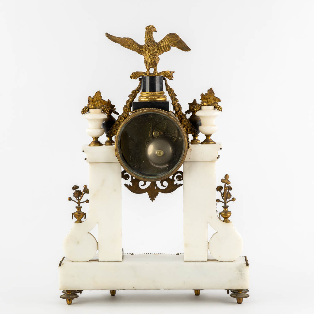 Rouvière à Paris, a column clock, Louis XVI period. 18th C. (L:12 x W:36 x H:53 cm)