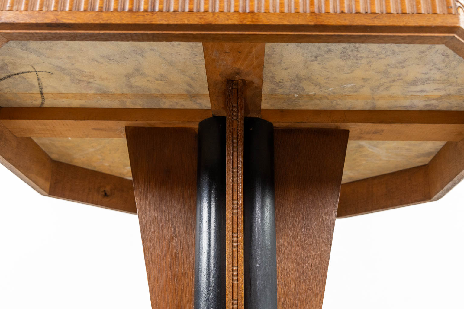 An octagonal side table with marble top, Art Deco. (L:80 x W:80 x H:73 cm)