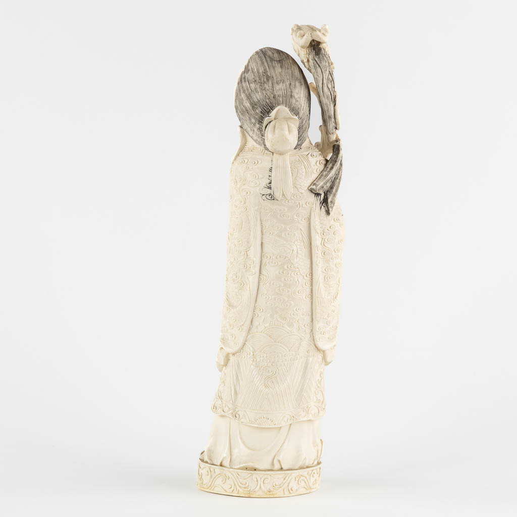 An Ivory sculptured figurine of Shou Lao, 2,169 kg. (W:11 x H:41 cm)