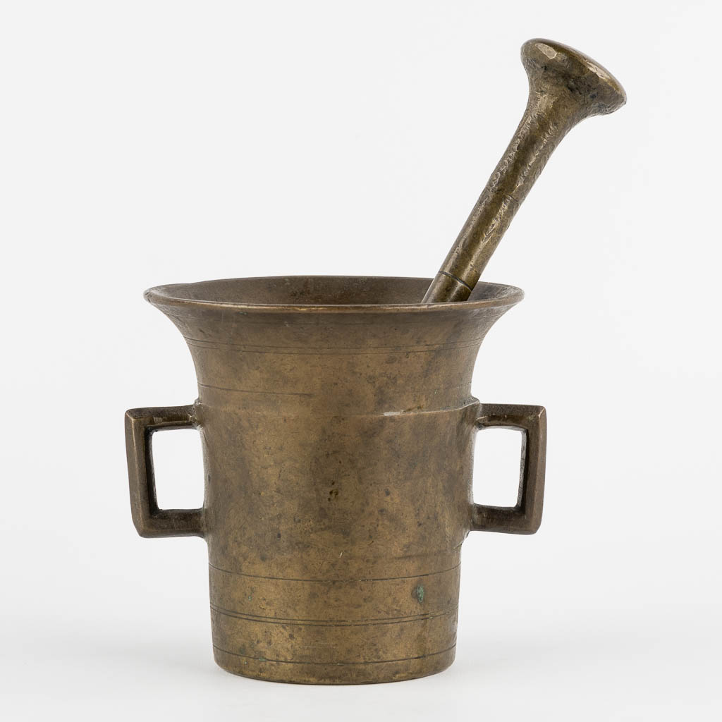 An antique bronze mortar and pestle. 17th/18th C. (H:16 x D:15,5 cm)