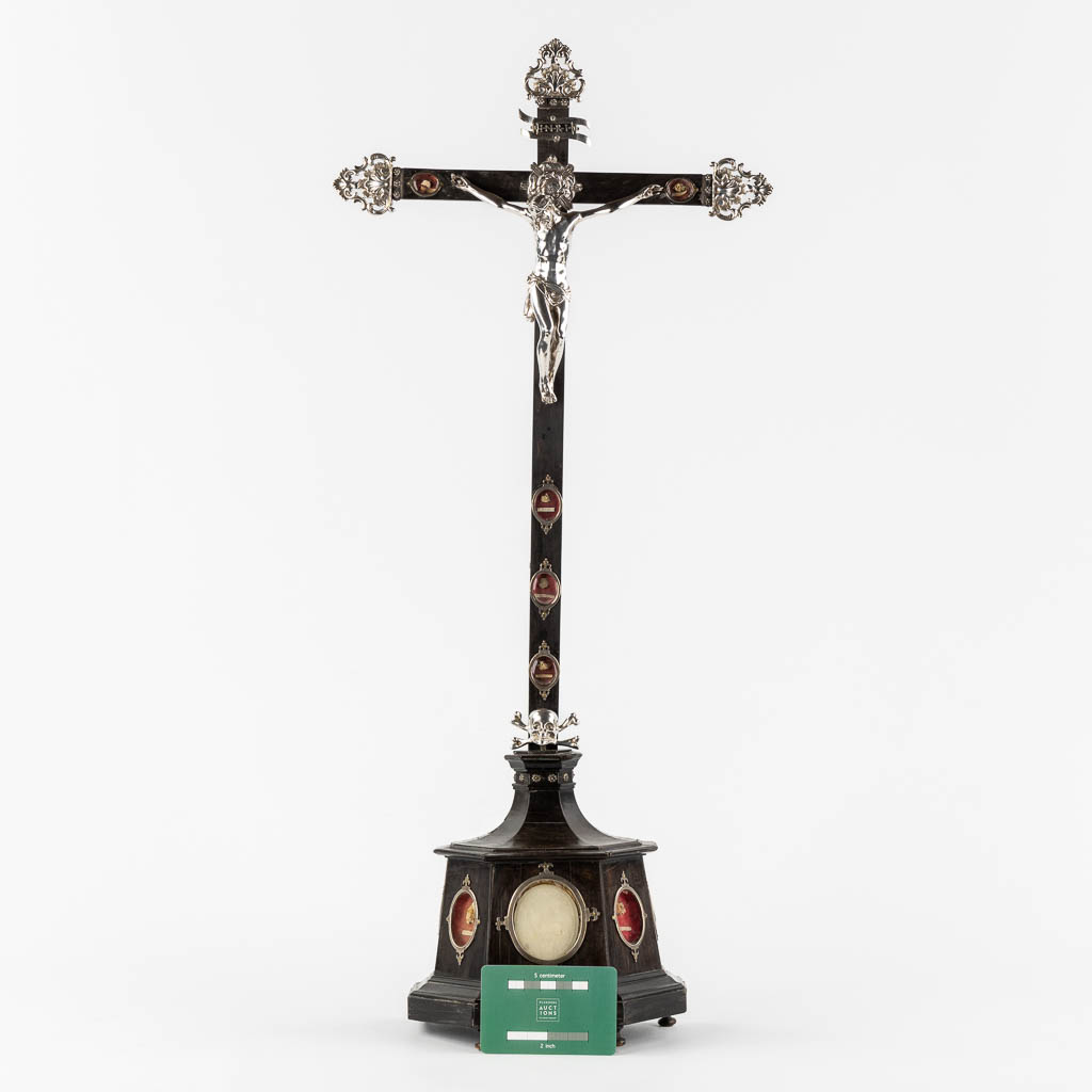 A large reliquary crucifix with 9 relics and an Agnus Dei, ebonised wood and silver-plated metal. 19th C.