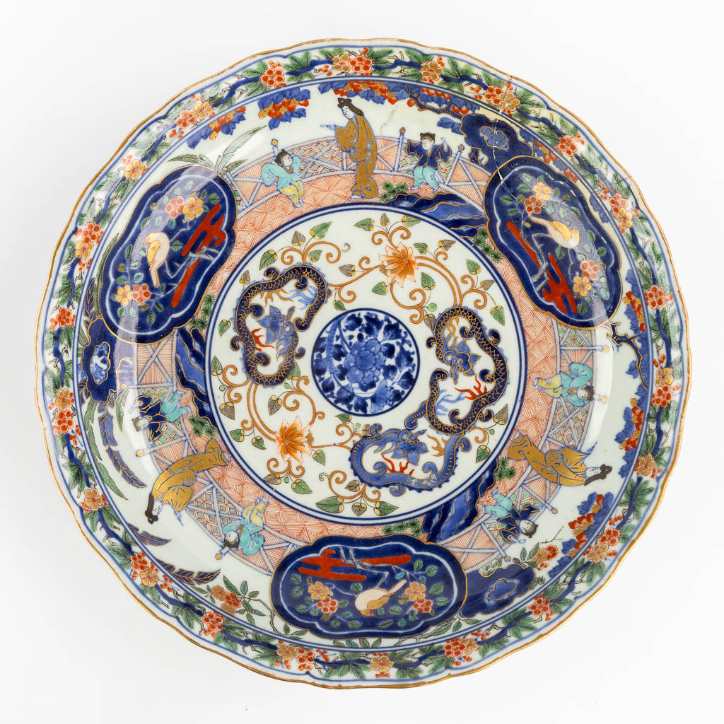 Vijf Chinese en Japanse borden en schalen, Imari en Blauw-Wit. (L:29 x W:35 cm)