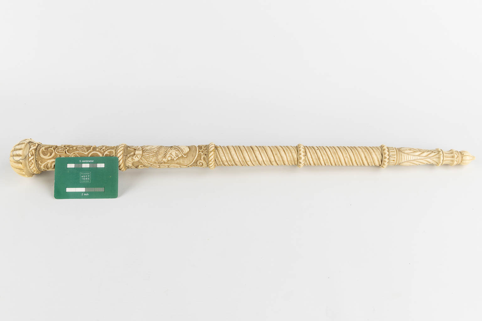 Een antieke scepter, gesculpteerde ivoor met mythologische scènes. 19de eeuw. (L:63 cm)