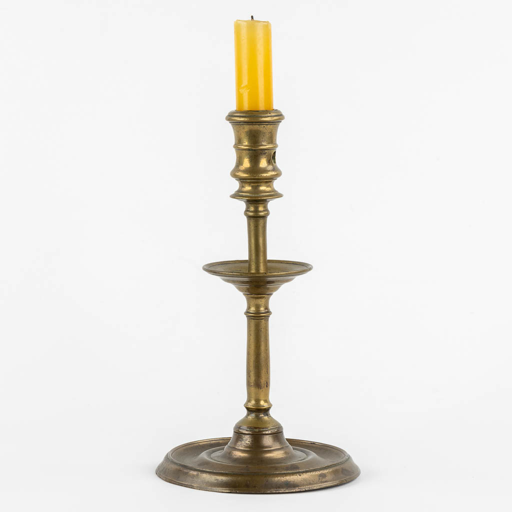 An antique bronze 'Henry 2' candlestick, France, 16th C. (H:25,5 x D:14,5 cm)