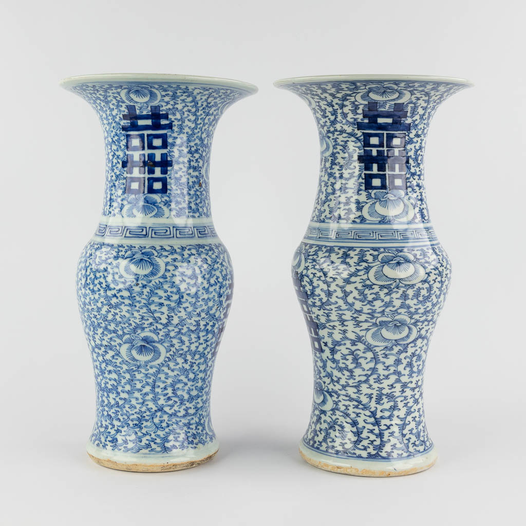 A pair of Chinese blue-white vases, Chenghua mark. 19th C. (H:41 x D:21,5 cm)