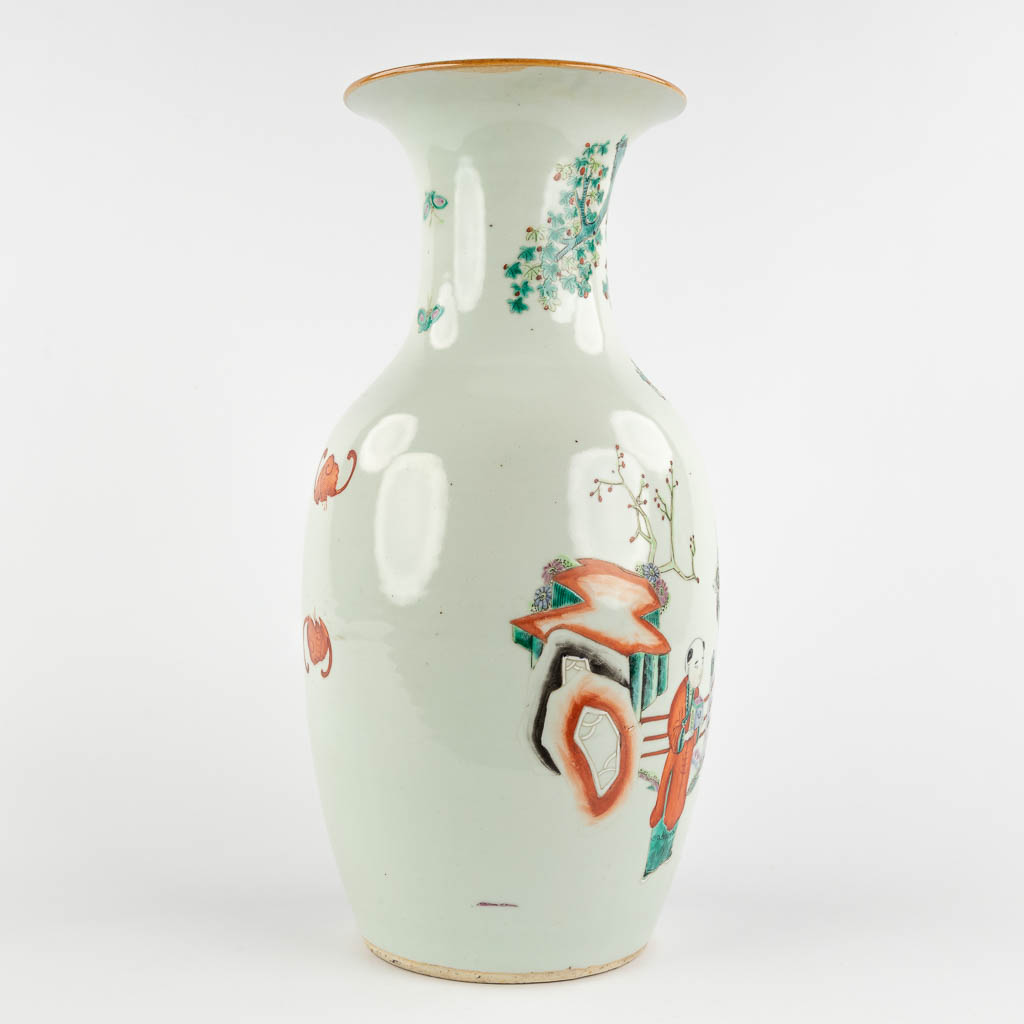 A Chinese vase decorated with ladies and children, 19th/20th C. (H:44 x D:21 cm)