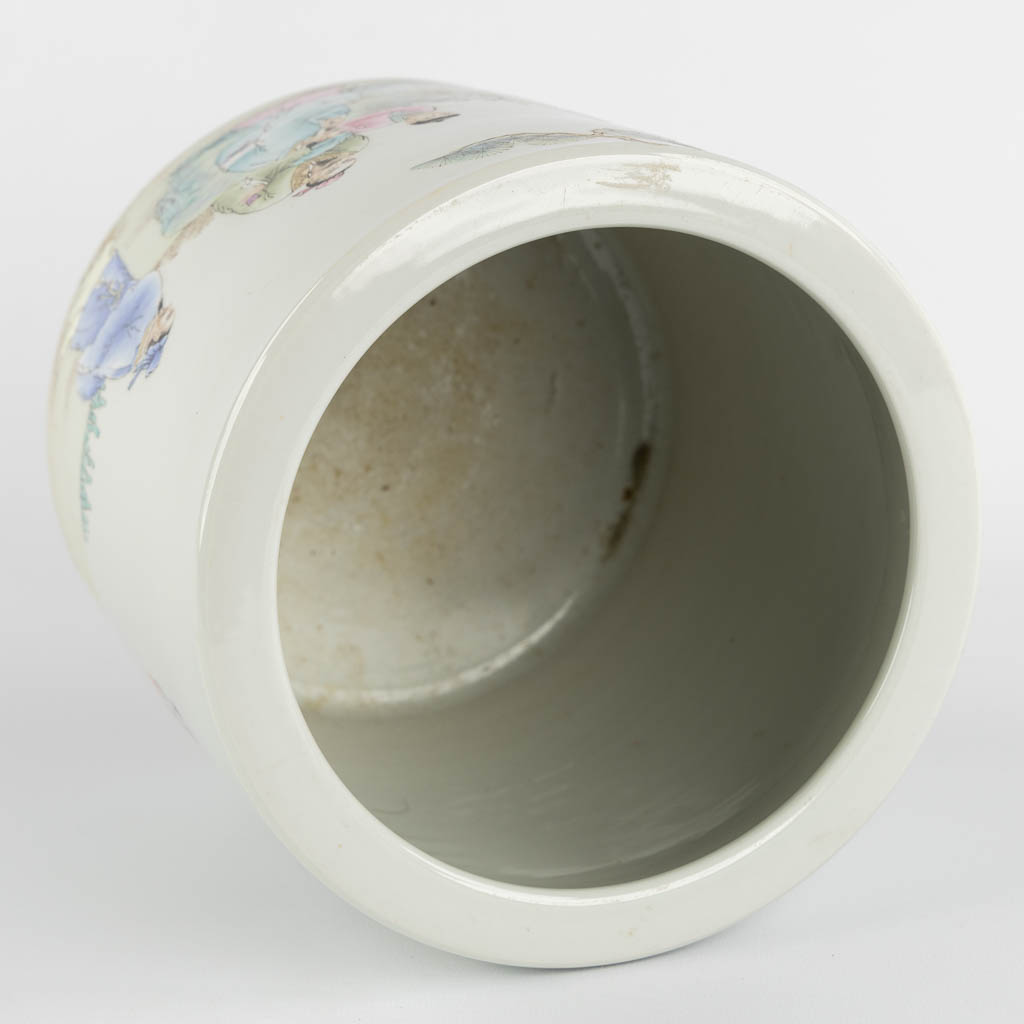 A large Chinese brush pot, finely painted with wise figurines and calligraphy. (H:18 x D:19 cm)