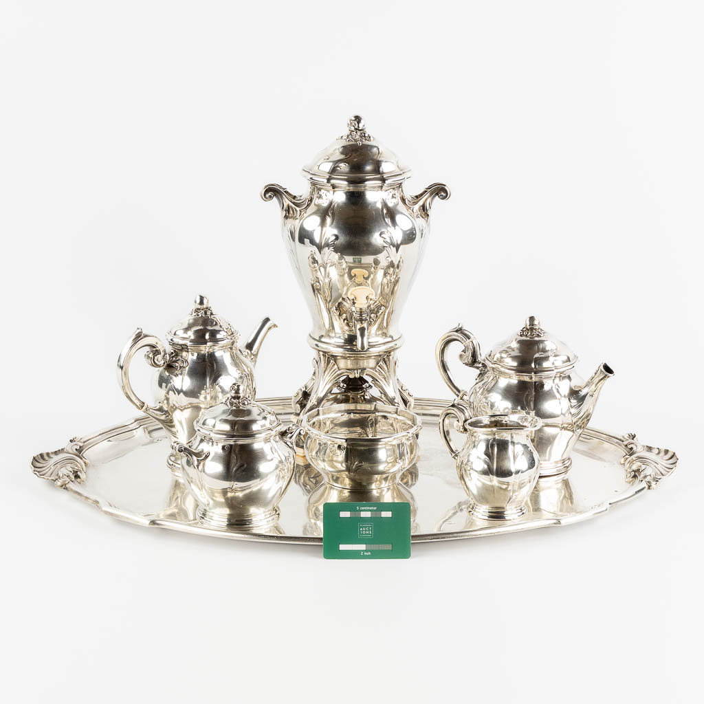 Boucheron Paris, een uitzonderlijk zilver koffie- en theeservies met samovar. 950/1000. 9,289 kg. (L:49 x W:69,5 x H:37 cm)