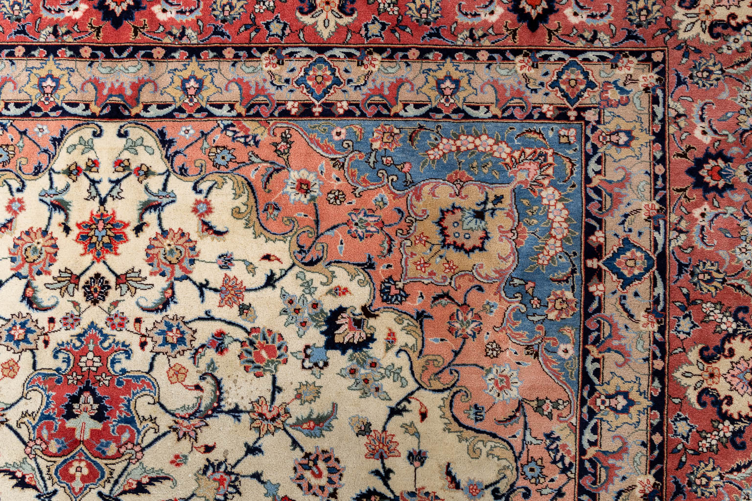 A large Oriental hand-made carpet, Kashan. (L:408 x W:290 cm)