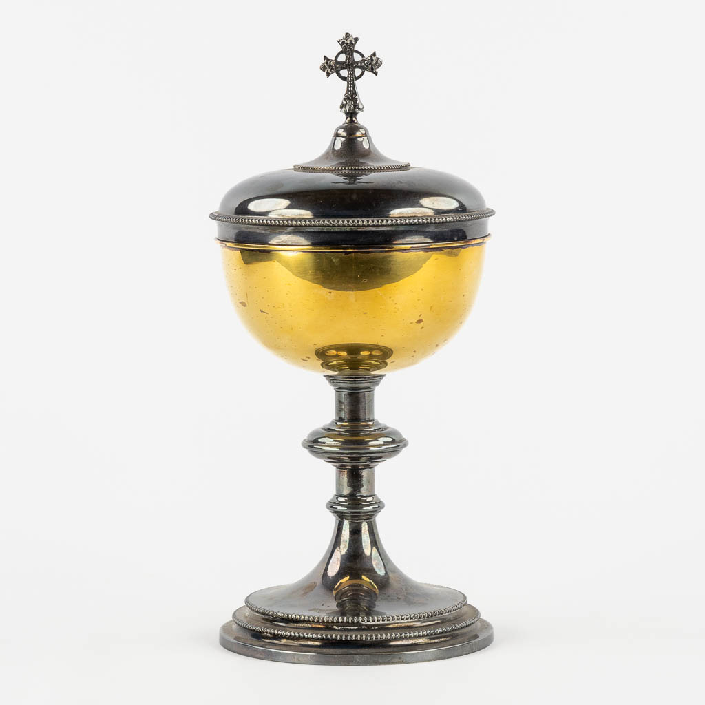 A small ciboria with cuppa, Paris, France, 1819-1838. Added ciboria. (H:28 x D:13 cm).  Church use.