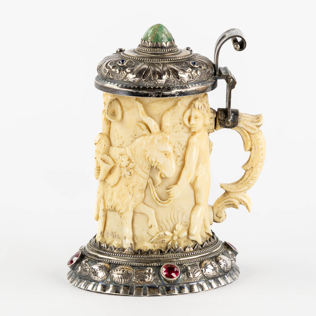 A small 'Tankard', sculptured ivory mounted with silver and facetted stones/glass. 19th C. (L:6,5 x W:7 x H:11 cm)