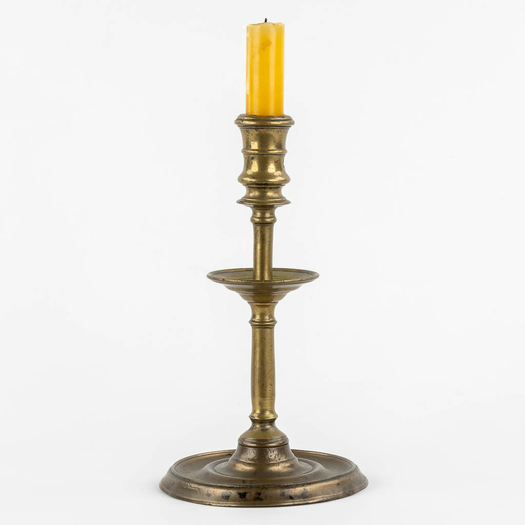 An antique bronze 'Henry 2' candlestick, France, 16th C. (H:25,5 x D:14,5 cm)