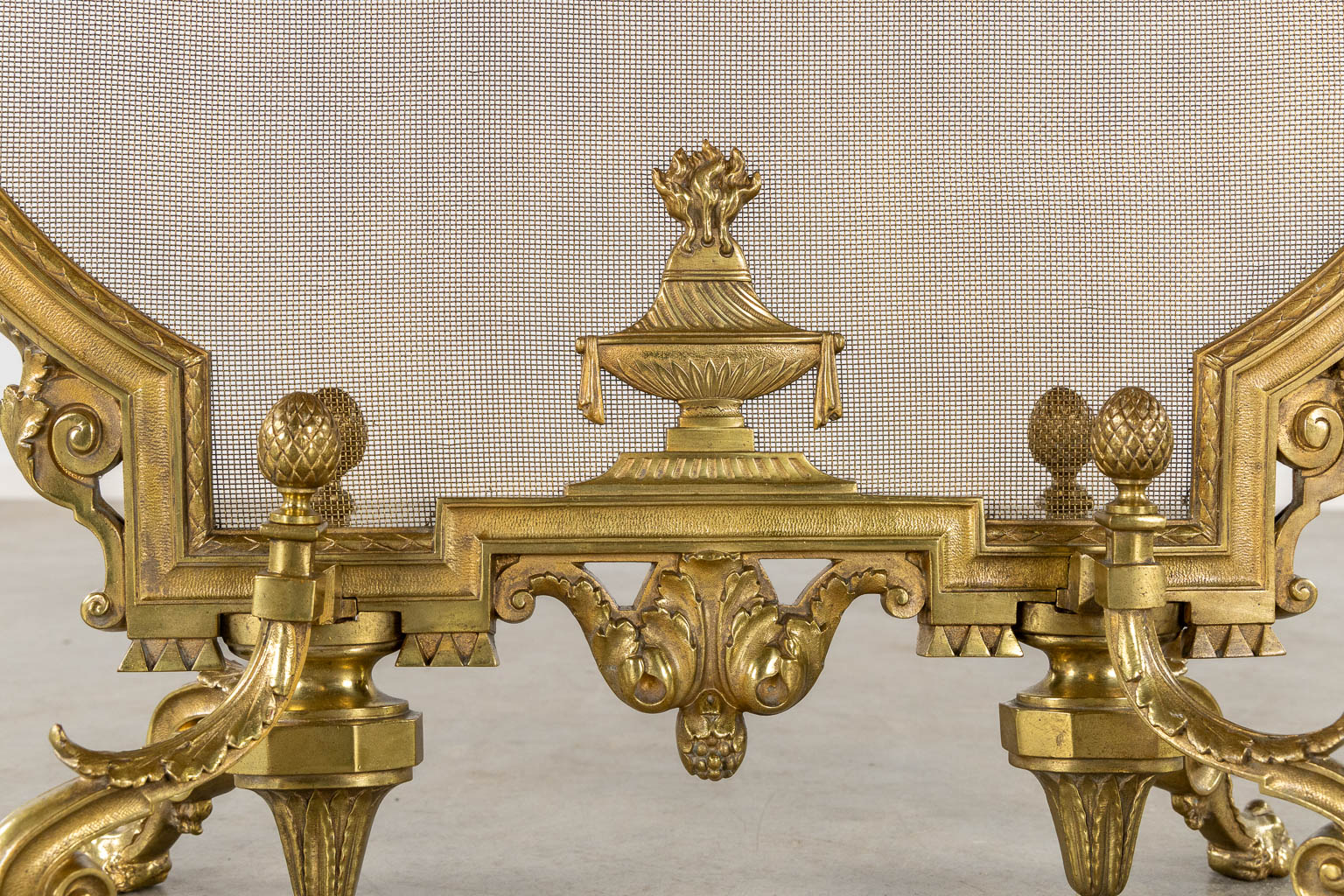 Een paar haardvuurbokken en een haardscherm, verguld brons in Lodewijk XVI stijl. 20ste eeuw. (L:27 x W:64 x H:84 cm)