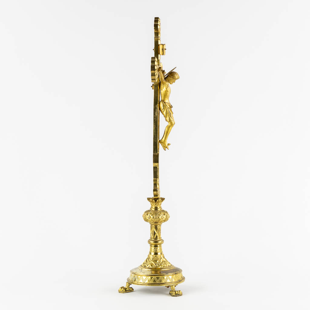 An altar crucifix, gilt bronze. (W:26 x H:65 cm)