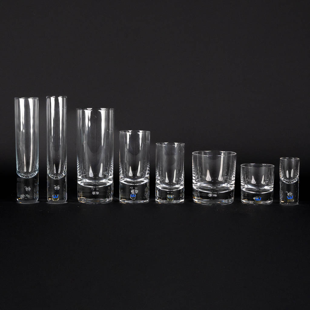 Kosta Boda 'Pippi', a large crystal glass service, 64 pieces. (H:19 cm)