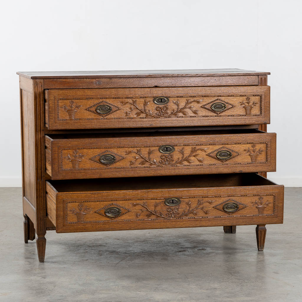 Een commode met 3 lades in Lodewijk XVI. 18de eeuw. (L:57 x W:123 x H:93 cm)