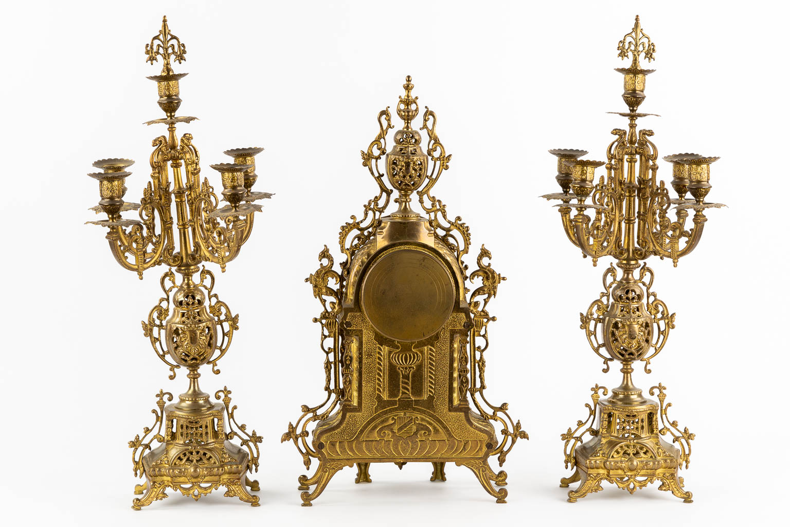 A three-piece mantle garniture clock and candelabra, bronze. 20th C. (L:12 x W:28 x H:51 cm)