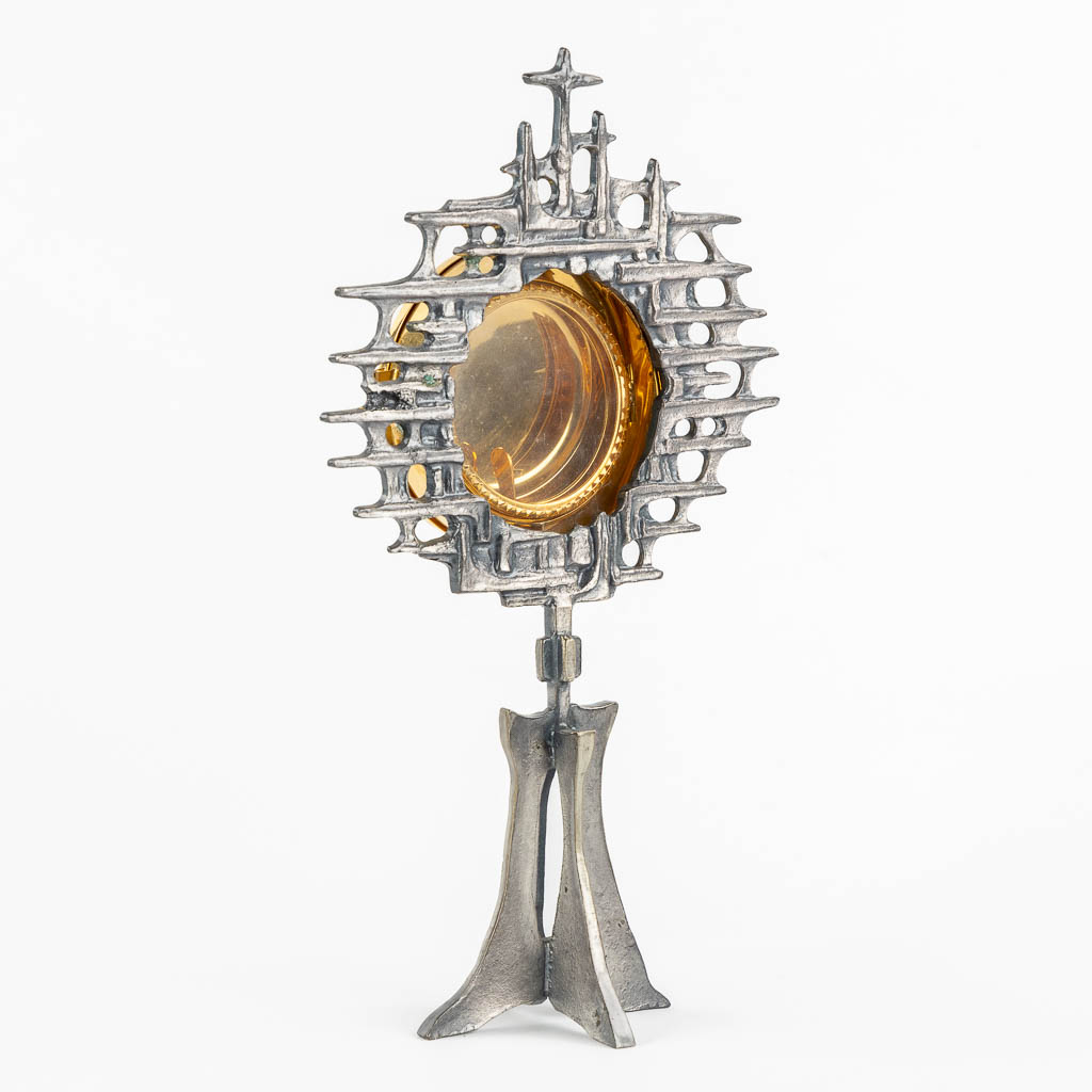 A modernist monstrance, metal, circa 1970. (W:17 x H:29 cm)