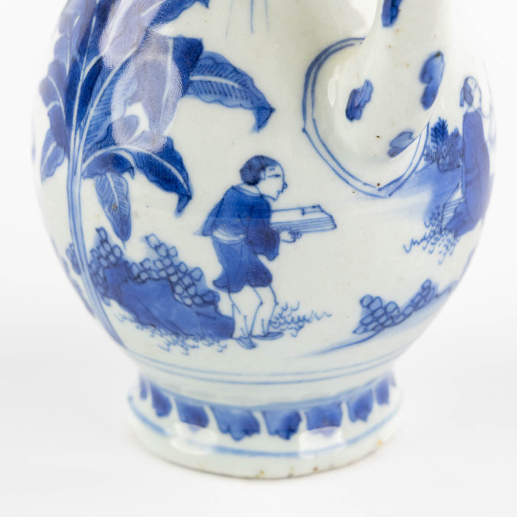 A Chinese blue-white pitcher/teapot, Transitional period. 18th C. (L:10 x W:15 x H:20,5 cm)