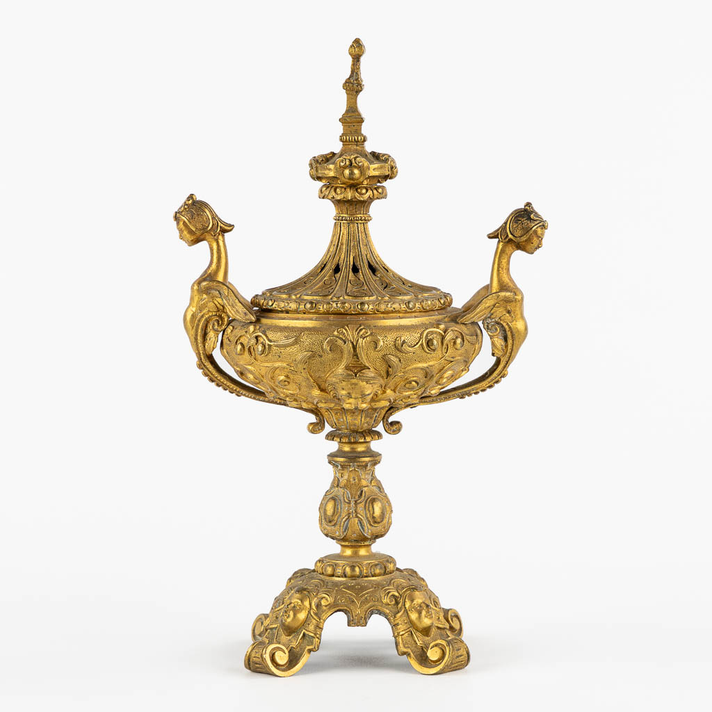 An antique 'Brule Parfum', gilt bronze. 19th C. (L:12 x W:16 x H:26 cm)