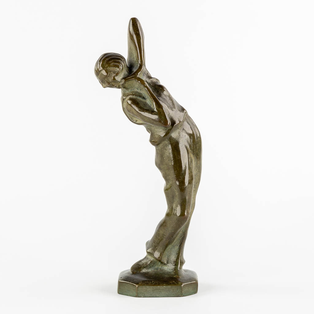 Een figuur van een leunende dame, gepatineerd brons. Art Deco. (H:27 cm)