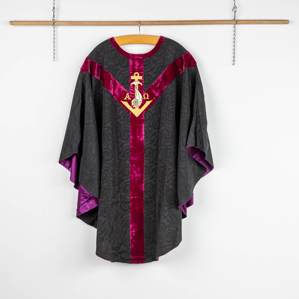 A set of 4 modern Chasubles, a Humeral Veil, Stola, Brusa and Chalice Veils. 