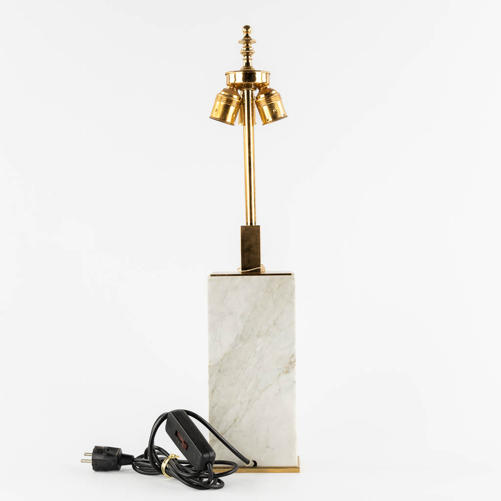 Deknudt, A mid-century table lamp, Carrara marble. Circa 1980. (L:8,5 x W:13,5 x H:65,5 cm)