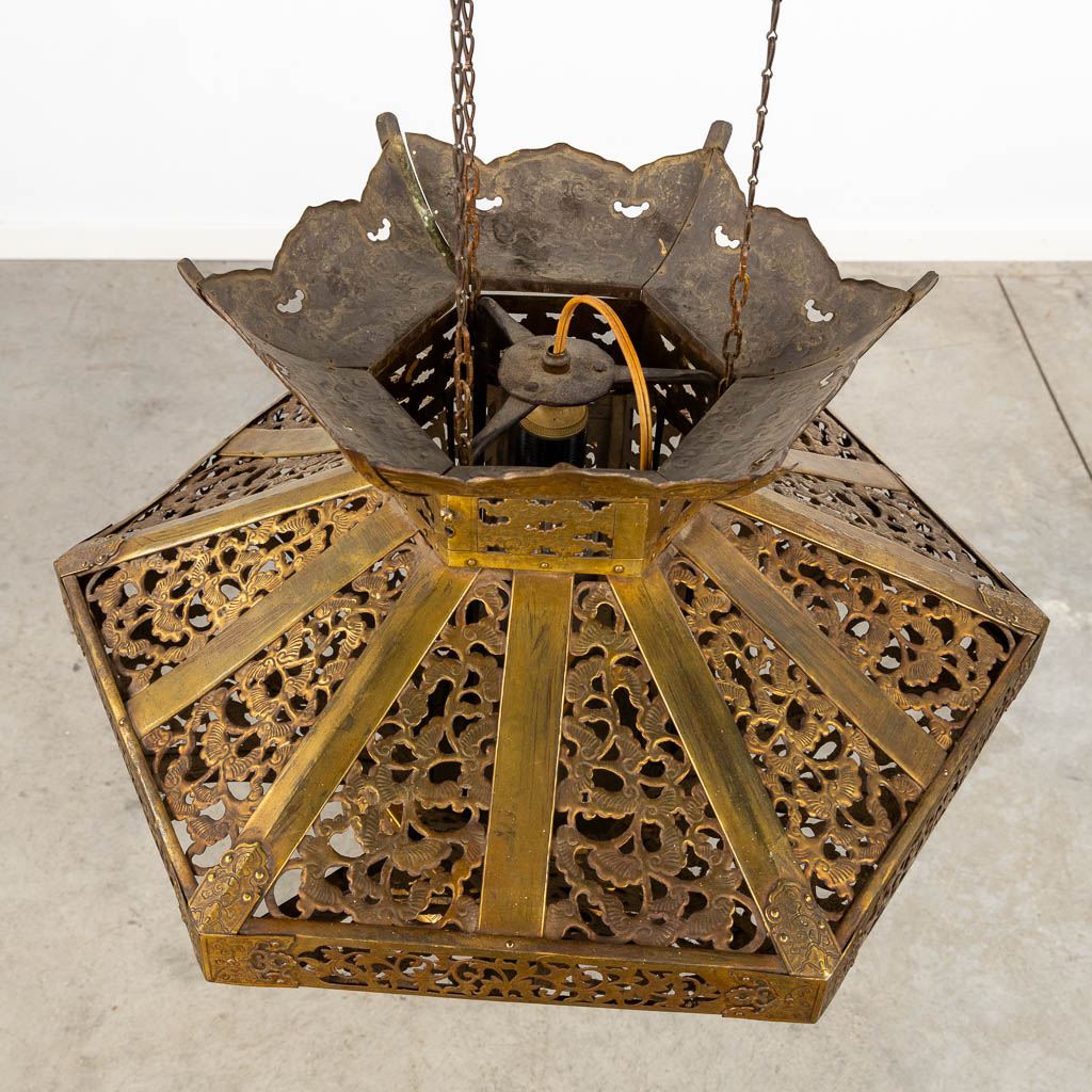 An antique Japanese ceiling lamp, brass. Circa 1920. (L:52 x W:52 x H:110 cm)