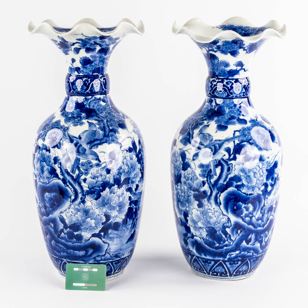 Een paar Japanse vazen, blauw-wit met floraal decor. 