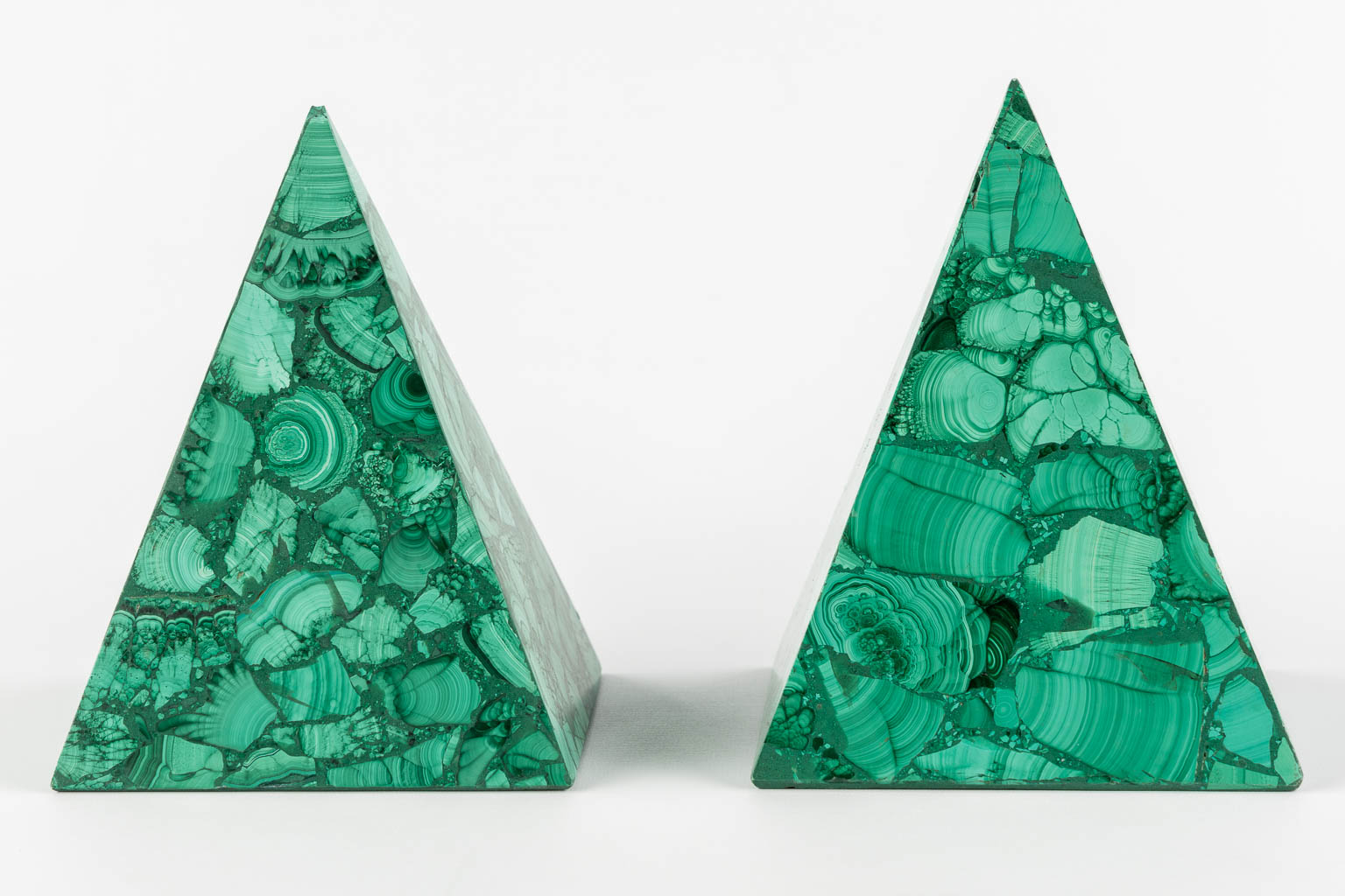 A pair of decorative Malachite pyramides. 20th C. (L:16 x W:16 x H:20,5 cm)