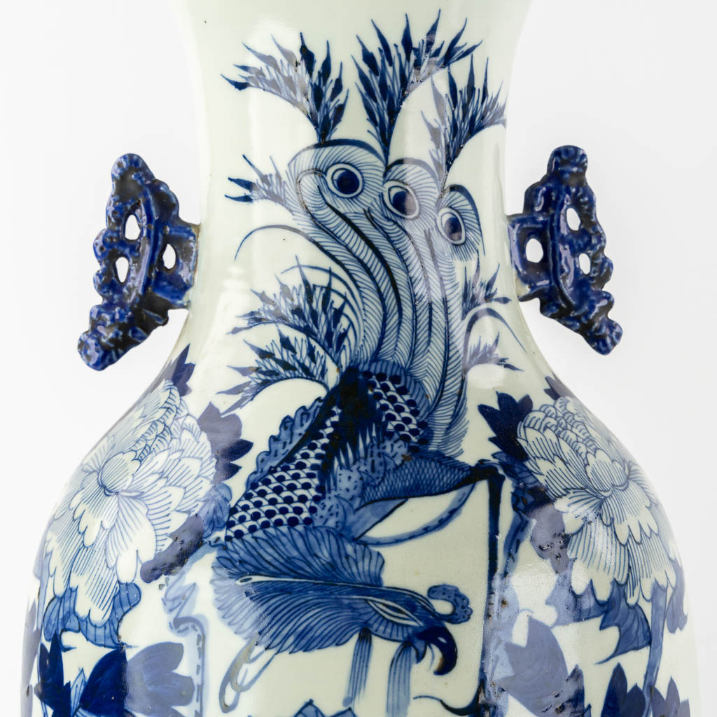 Een paar Chinese vazen, blauw-wit decor van vogels en bloemen en een vis. (H:57 x D:22 cm)