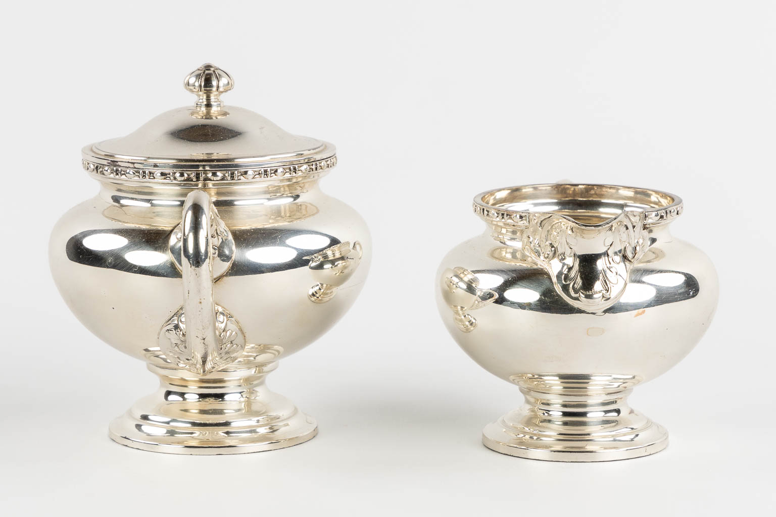 Wiskemann, a silver-plated coffee and tea service, addded are two serving bowls. (L:35,5 x W:57 cm)