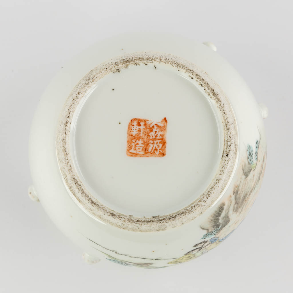 Een Chinese porseleinen schaal met deksel, decor met vissers. (H:12 x D:14,5 cm)